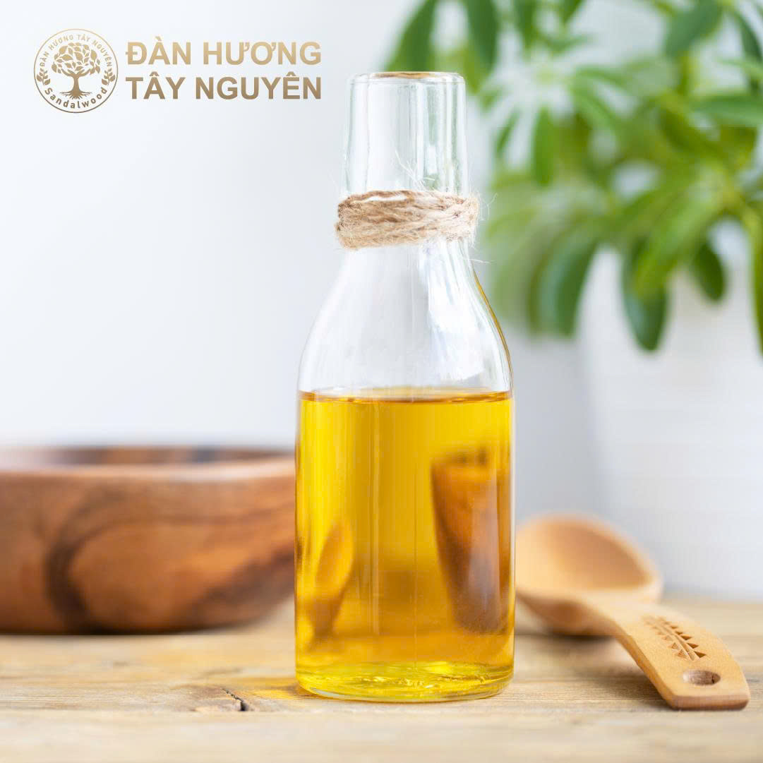 Dầu hạt Đàn Hương trắng đang nổi lên như một nguyên liệu quý hiếm, mang lại nhiều lợi ích không chỉ trong dưỡng ẩm mà còn trong chống lão hóa và phục hồi da.