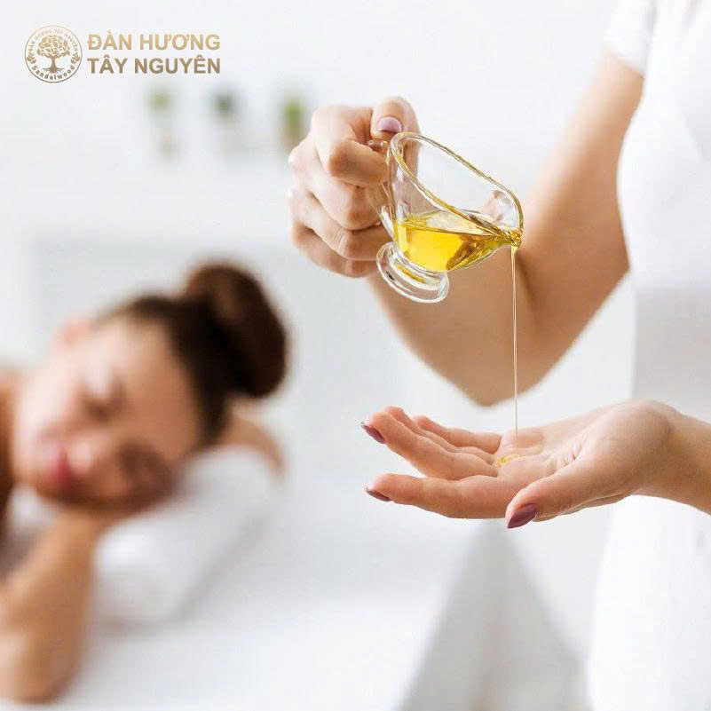 Chiết xuất từ hạt cây Đàn Hương trắng (Santalum album L.), loại dầu này không chỉ nuôi dưỡng da từ bên ngoài mà còn tác động vào tầng cấu trúc, giúp phục hồi và trẻ hóa từ gốc