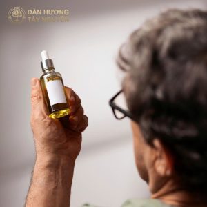 Dầu hạt Đàn Hương trắng – Giải pháp tự nhiên giúp người cao tuổi ngủ ngon
