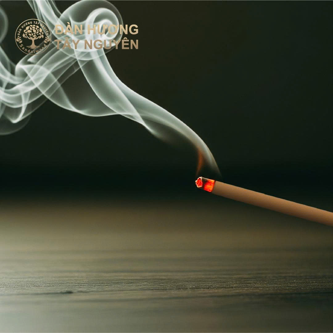 Từ bao đời nay, thắp nhang là nghi thức tâm linh thiêng liêng của người Việt, là cách con cháu tưởng nhớ, tri ân tổ tiên.