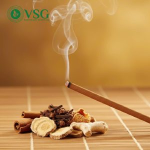 Theo quan niệm phong thủy, nhang Đàn Hương có khả năng xua uế khí, thu hút vượng khí và may mắn – rất phù hợp cho không gian sống và làm việc.